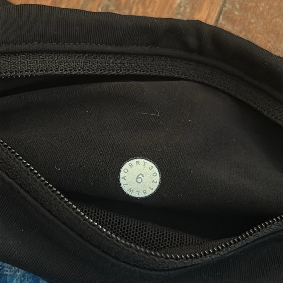 Lululemon speed up shorts 2.5” - Picture 3 of 4